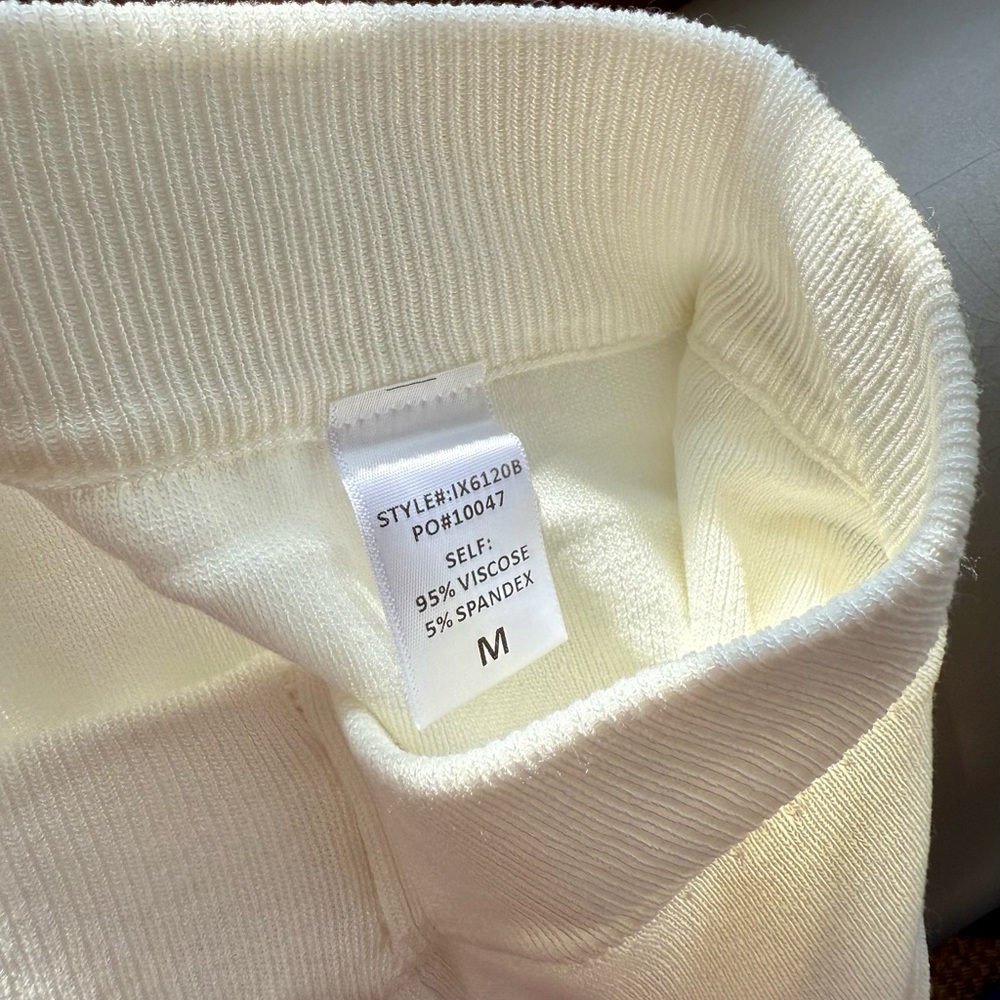 Chic White Ribbed Top - Picture 3 of 3